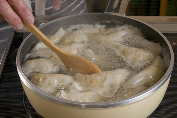 Aを鍋に熱して2を1つずつ入れ、全体が浮いてきたら根元を切り落とした貝割菜を入れ、しょうゆと塩、コショウで味を調えて器に盛る。